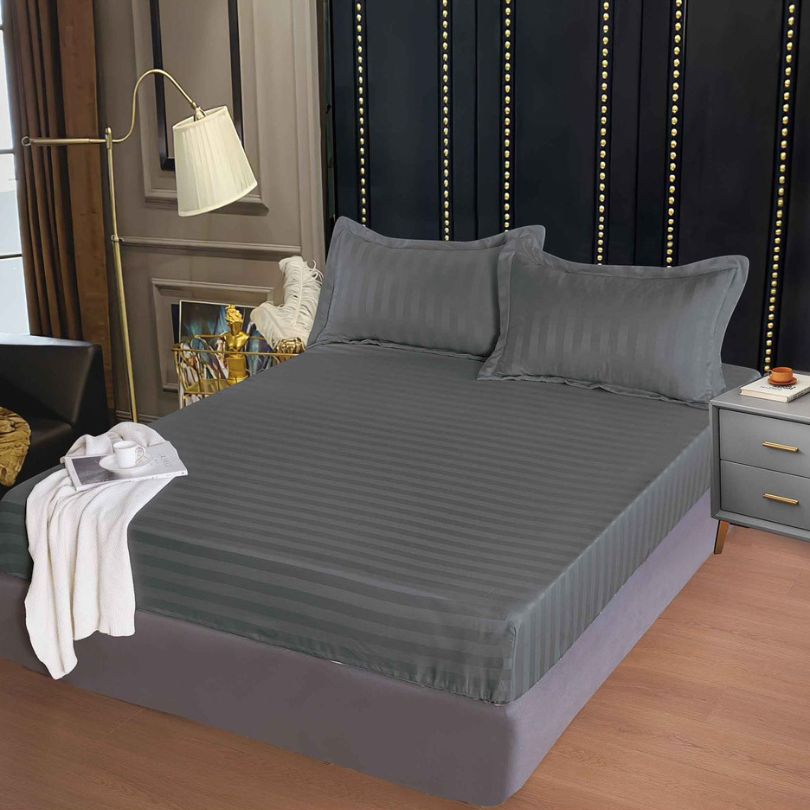 Husa de Pat Damasc cu Elastic – 3 Piese pentru un Somn Confortabil | COD 0310-PR