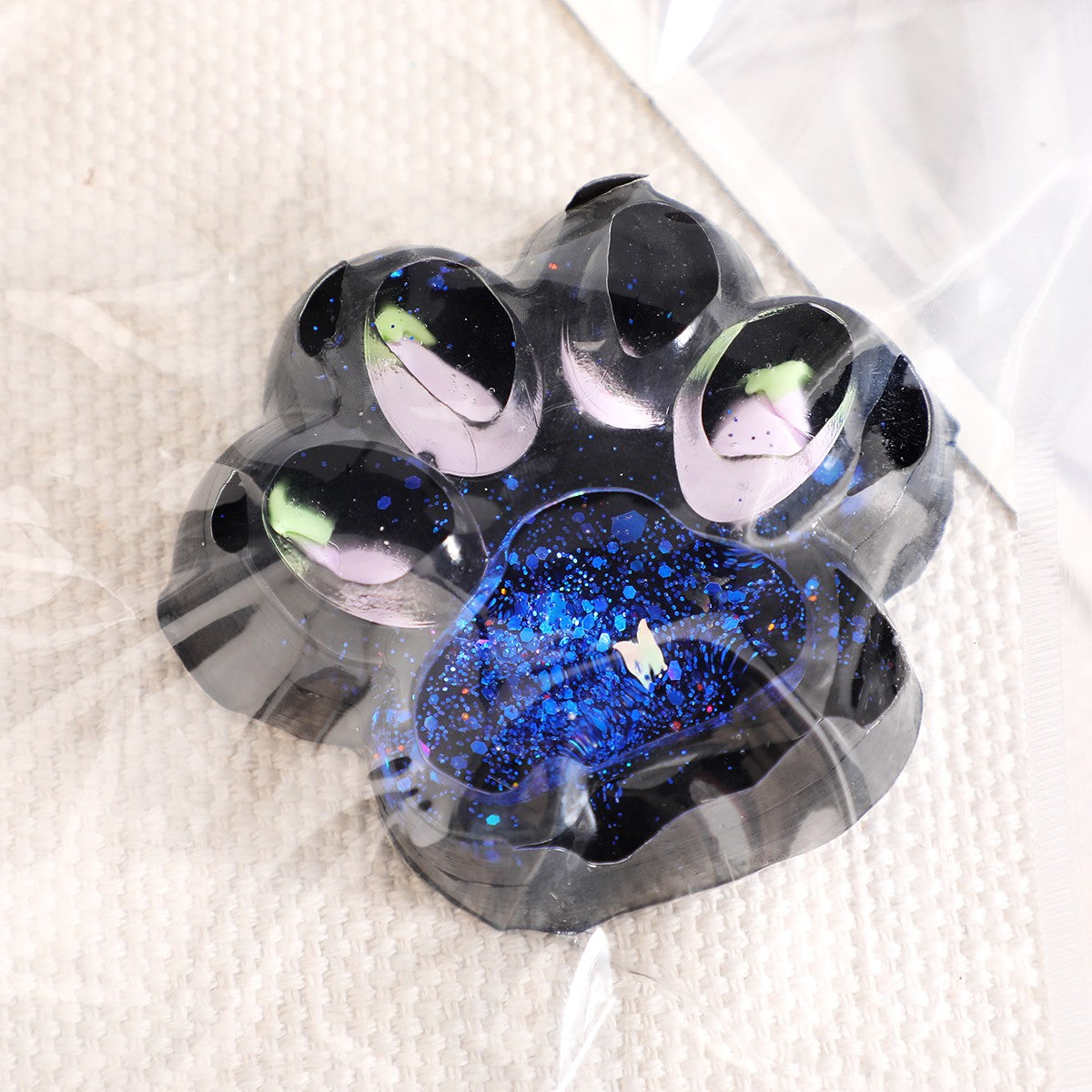 Jucarie Antistres Squishy, Flippy, cu Revenire Lenta, Squeeze Pinch Family, Model Cat Paw, 6.5 x 6 cm, din Tpr, 4-6 Ani, Model 4 Legume, Negru cu Insertii