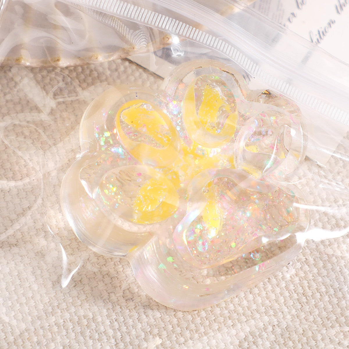 Jucarie Antistres Squishy, Flippy, cu Revenire Lenta, Squeeze Pinch Family, Model Cat Paw, 6.5 x 7 cm, din Tpr, 4-6 Ani, Model 2 Flori, Transparent