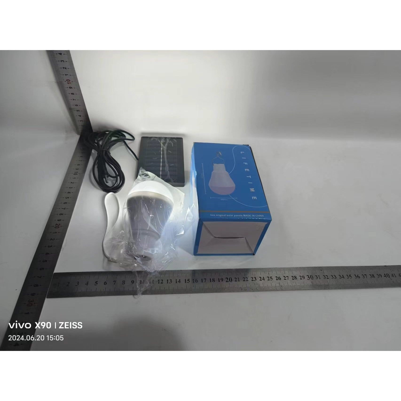 Bec portabil cu panou solar Flippy, pentru camping, utilizare exterior/interior, 3.6V, 400 mAh, 6.2 x 10 cm, alb rece
