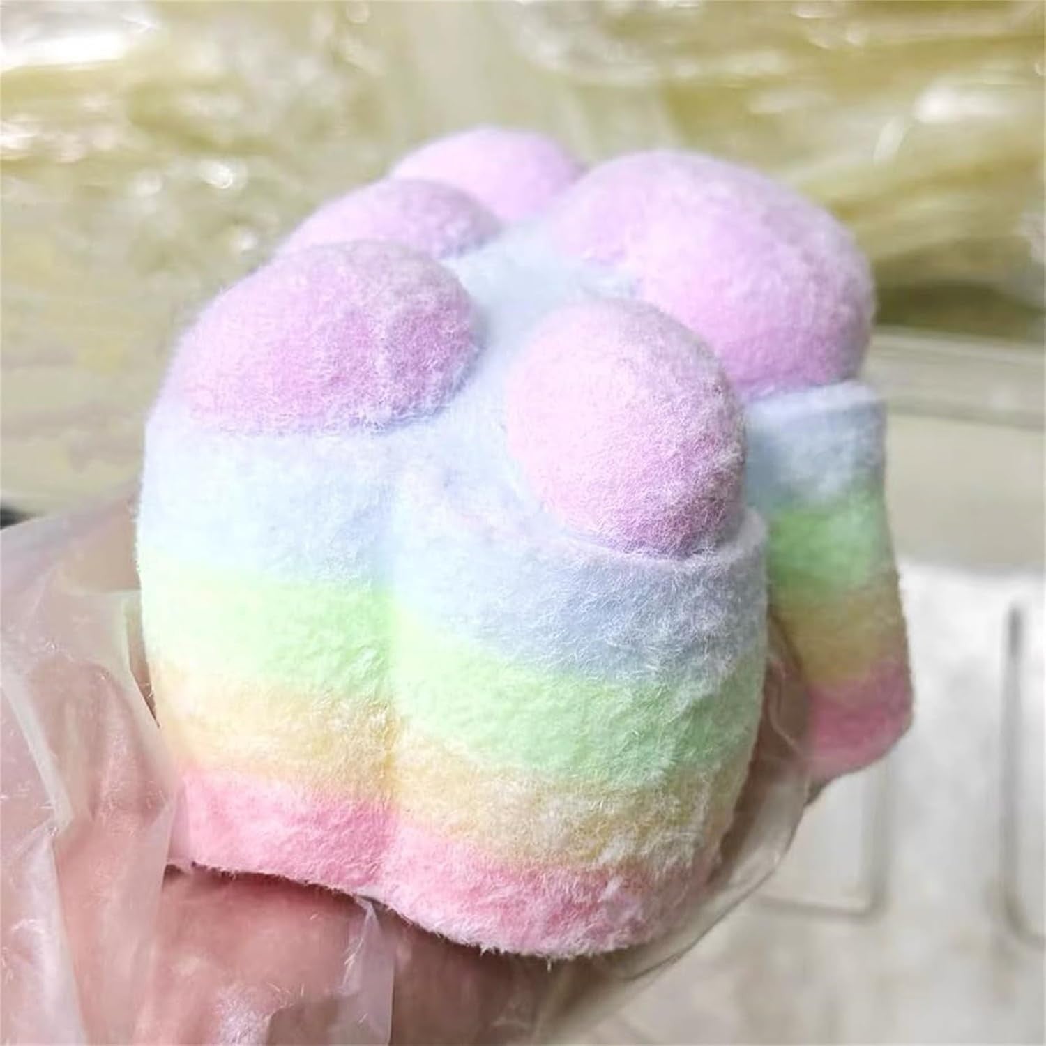 Jucarie Antistres Squishy, Flippy, cu Revenire Lenta, Model Labuta de Pisica Pufoasa, 12.5x10.5 cm, 220g, Squeeze Pinch Family, Ambalaj Transparent, Roz Curcubeu