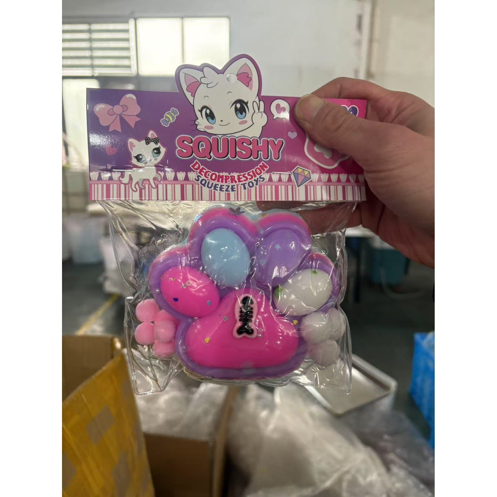 Jucarie Antistres Squishy, Flippy, cu Revenire Lenta, Model Labuta de Pisica, cu Pestisor, 220g, 12.5 x 10.5 cm Squeeze Pinch Family, Ambalaj Transparent, Roz-Multicolor