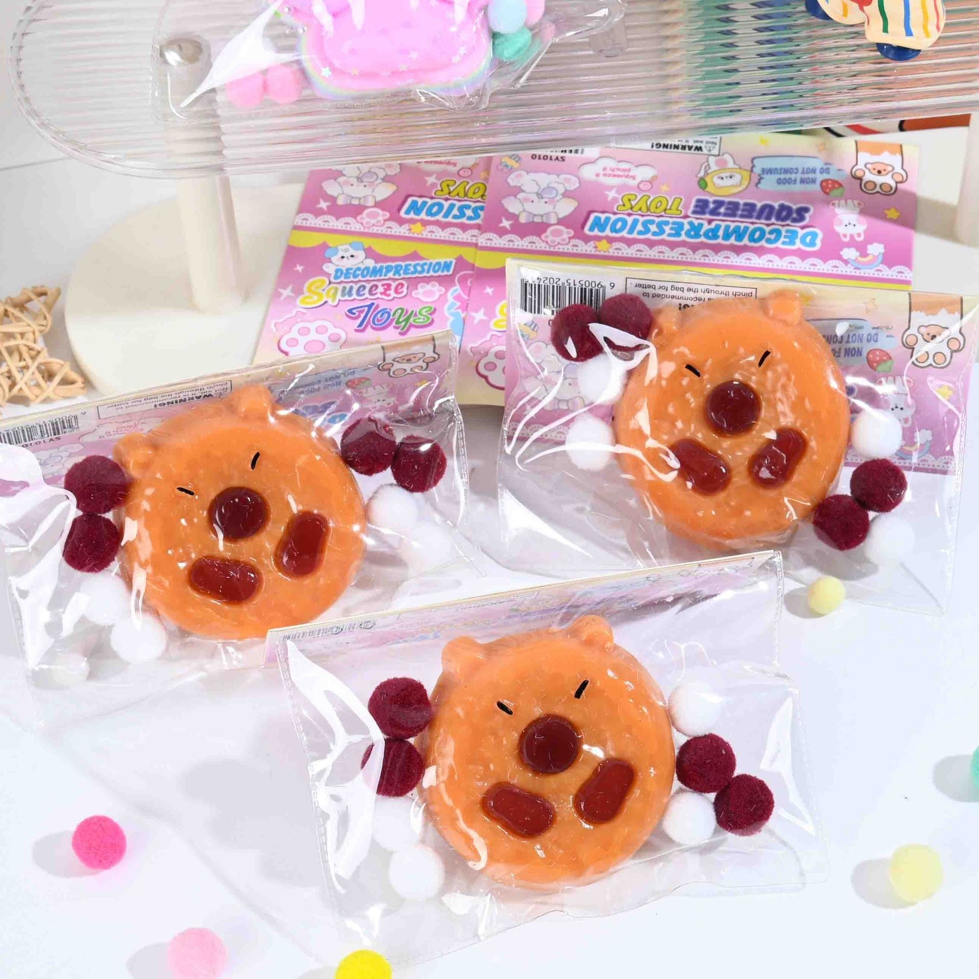 Jucarie Antistres Squishy, Flippy, cu Revenire Lenta, Squeeze Pinch Family, Forma de Biscuite Rotund, Model Capybara, 7x6.5 cm, 55g, Ambalaj Transparent, Maro