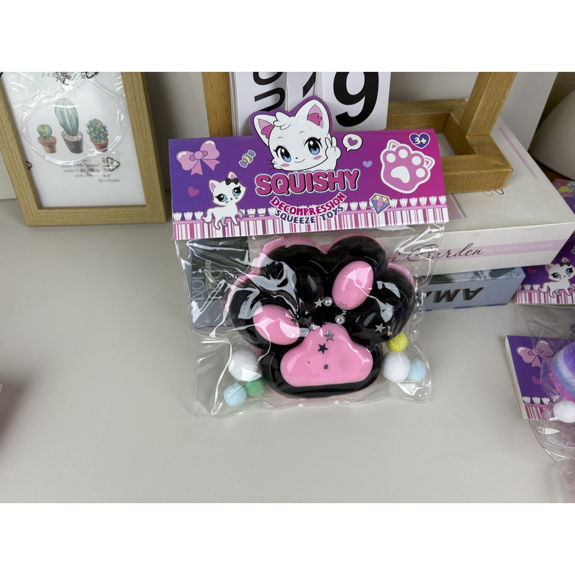 Jucarie Antistres Squishy, Flippy, cu Revenire Lenta, Model Labuta de Pisica, cu Stelute, 12 cm, 220g, Pinch Family, Ambalaj Transparent, Roz Negru