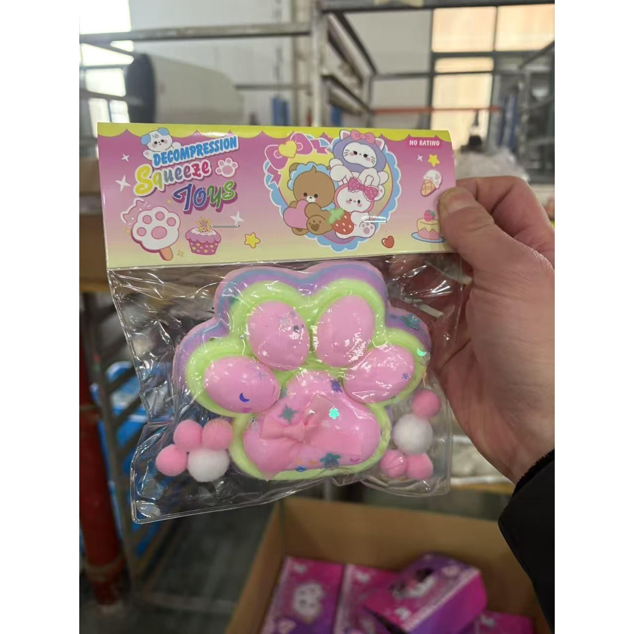 Jucarie Antistres Squishy, Flippy, cu Revenire Lenta, Model Labuta de Pisica Pufoasa, 12.5x10.5 cm, 220g, Squeeze Pinch Family, Ambalaj Transparent, Roz Curcubeu