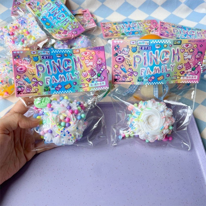 Jucarie Antistres Squishy, Flippy, cu Revenire Lenta, Squeeze Pinch Family, Model Prajitura, 8x8 cm, 90g, Ambalaj Transparent, Multicolor