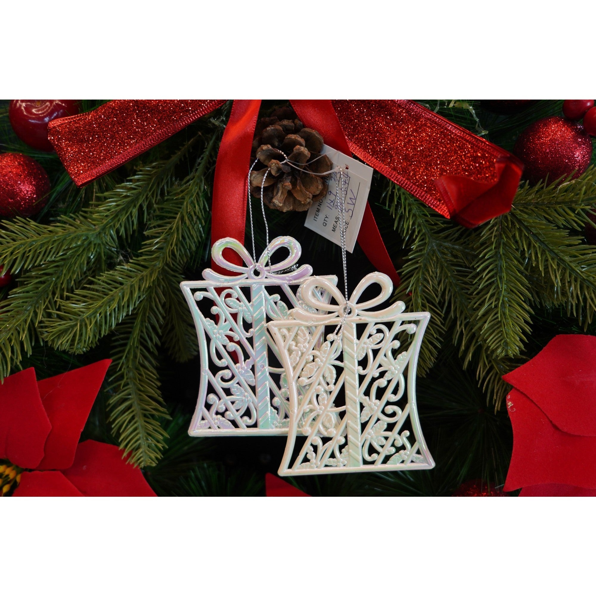 Ornament brad de Craciun, Perlat, in forma de Cadou, 9 cm x 11 cm, Plastic, Flippy