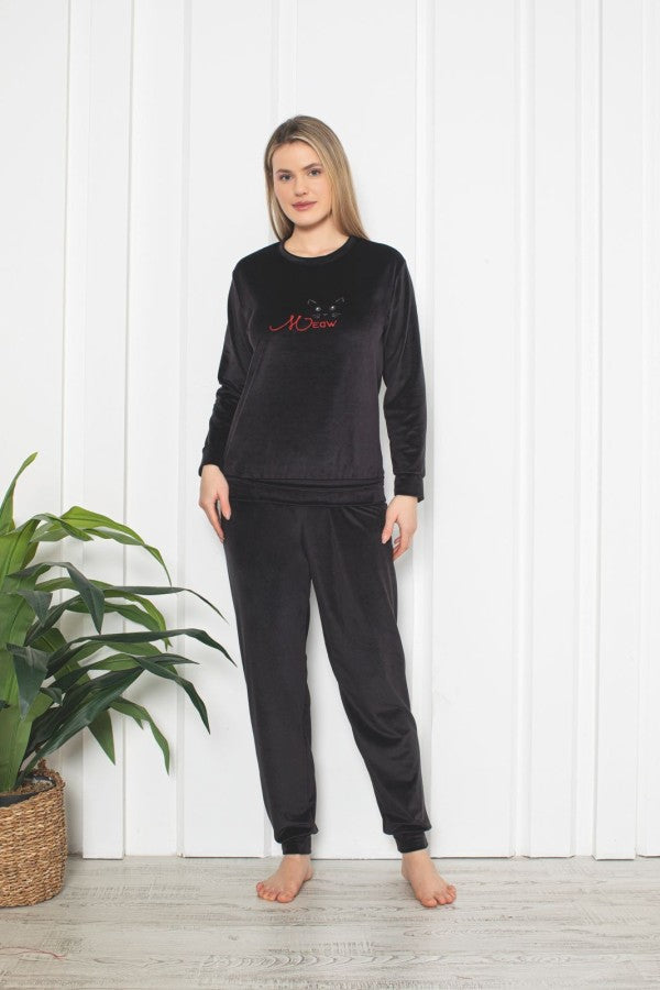 Pijama dama catifea – rafinament si confort pentru serile reci