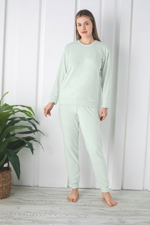 Pijama dama catifea – rafinament si confort pentru serile racoroase