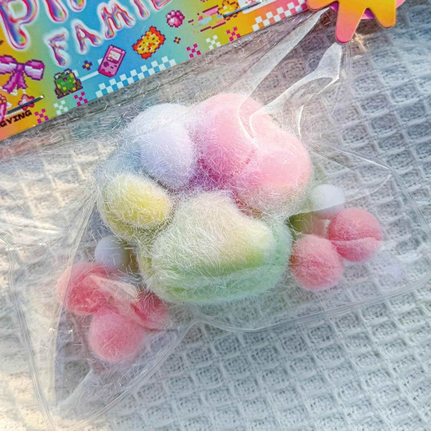Jucarie Antistres Squishy, Flippy, cu Revenire Lenta, Squeeze Pinch Family, Model Labuta de Pisica Pufoasa, 6x6 cm, 70g, Ambalaj Transparent, Multicolor