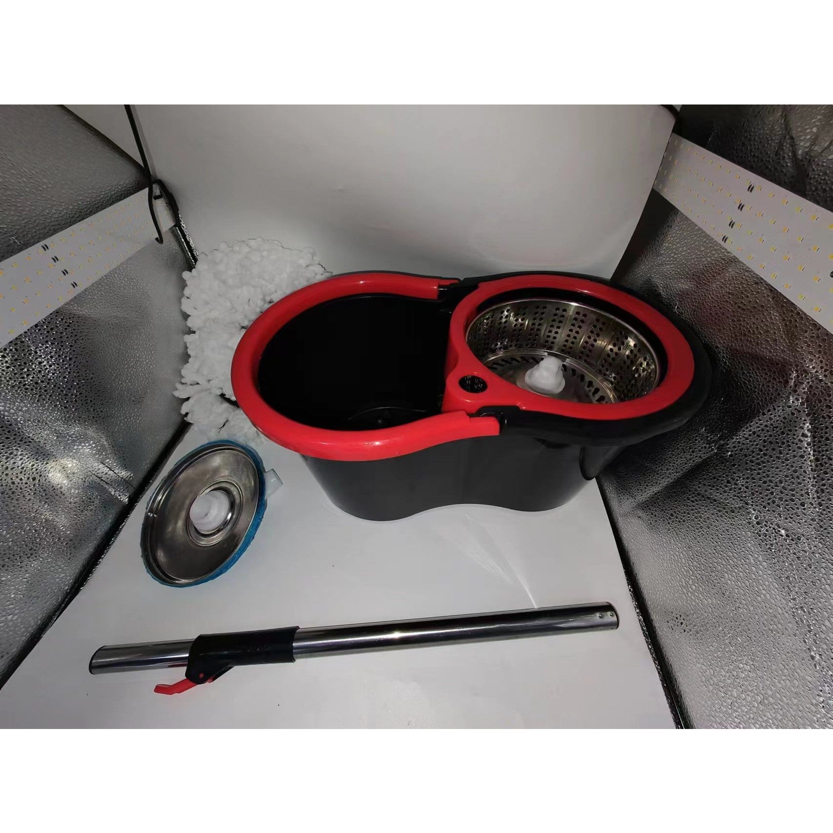 Set mop rotativ cu galeata Flippy, material plastic si microfibra, rezistent, cu dop scurgere, vas detasabil, pentru interior, capacitate 8 l, negru/rosu