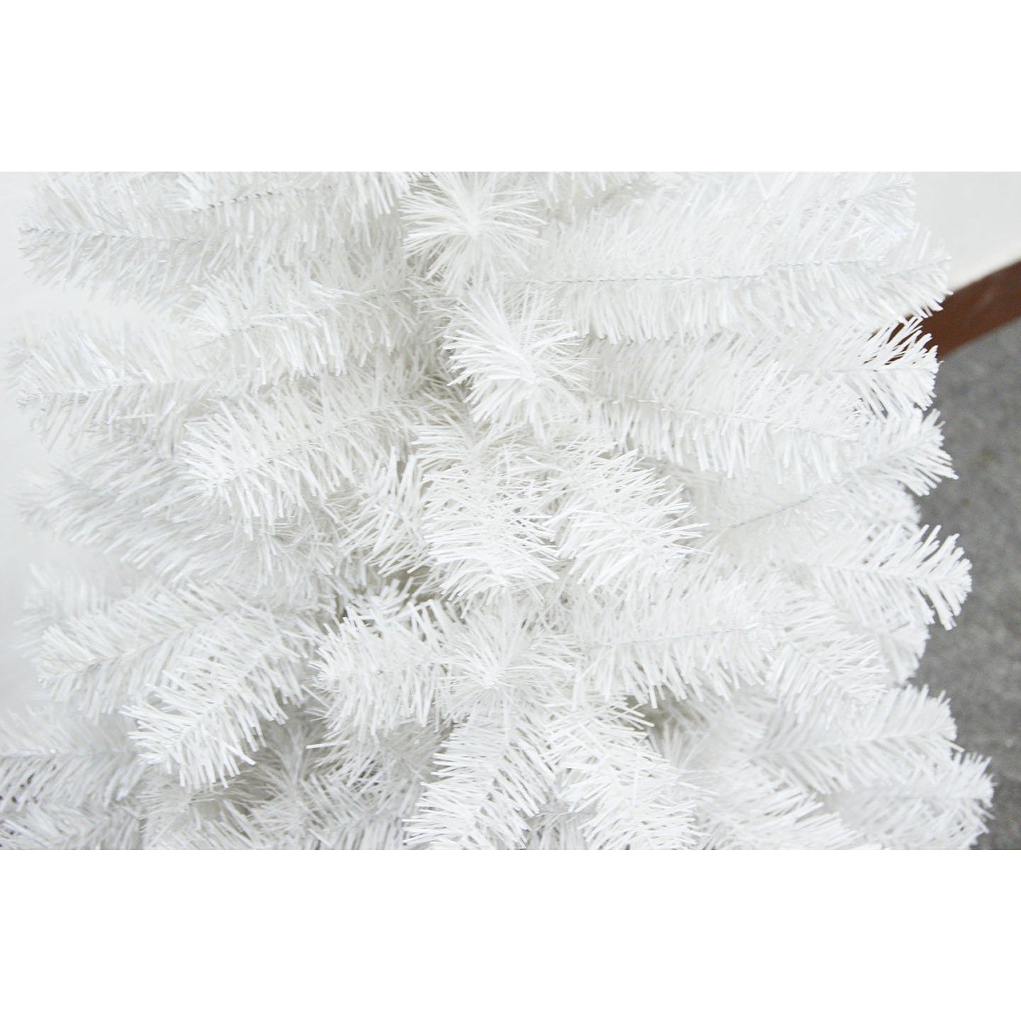 Brad de Craciun artificial cu suport inclus Flippy, 120 cm, 240 ramuri/varfuri, material plastic, suport clasic, fara iluminare, utilizat pentru interior/exterior, alb